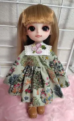 セリアドール10cm　ハンドメイド服　レインボーコーデ セリアドールボディとドールヘッドでカスタム（簡単衣装編