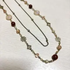 ビーズと金属のネックレス