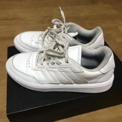 adidasコートブロック白スニーカー