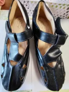 ブラックカットアウトサンダル ベルクロストラップ