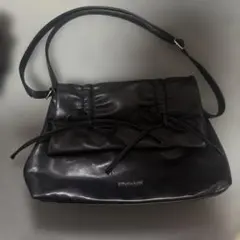 黒いレザー風ショルダーバッグ
