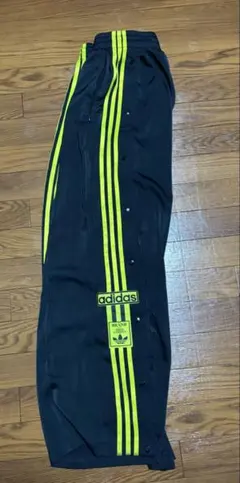 adidas ×alwaysトラックパンツ ブラック ネオンイエロー - メルカリ