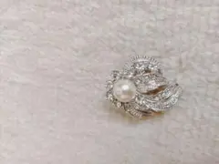 パールとクリスタルのブローチ