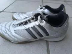 adidas スニーカー シルバー