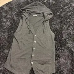 BEAMSフード付き黒ベスト