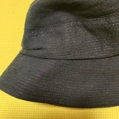 光沢のある黒のバケットハット