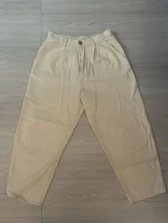 クリーム色 ワイドパンツ