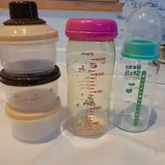 哺乳瓶と携帯用粉ミルク入れのサムネイル