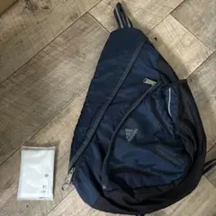 adidas ネイビー スリングバッグ　ショルダーバッグ