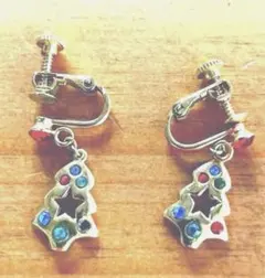 イヤリング　耳元の小さなクリスマスツリー