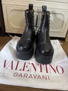 VALENTINO スタッズ付きブラックブーツ