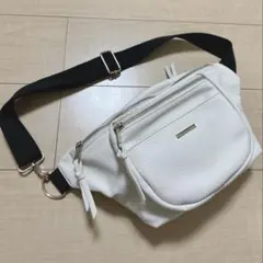 【お値下げ中】A.V.V ボディバッグ 合成皮革 ホワイト　ITOKIN