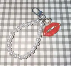 パール風ビーズ ストラップ 唇型チャーム