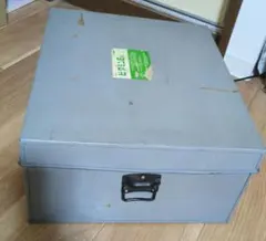 レトロなスチール製収納ボックス ビタミEラベル付き