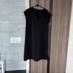 黒いノースリーブひざ丈ワンピースのサムネイル