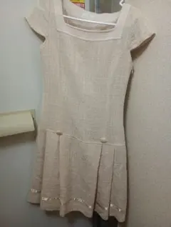 ベージュ ノースリーブ ワンピース