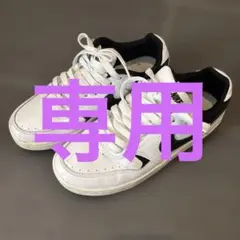 ブラックスニーカー