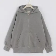 An MILLE エンボスロゴパーカー