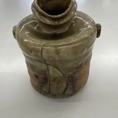 手彫り模様の陶器花瓶