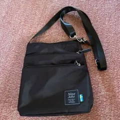 Nina Jobs ブラック ショルダーバッグ