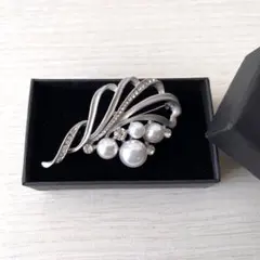新品 エレガントなリーフ型 ブローチ パール シルバー 銀色 卒業式 入学式