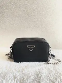 GUESS ブラック チェーンショルダーバッグ ロゴプレート付き