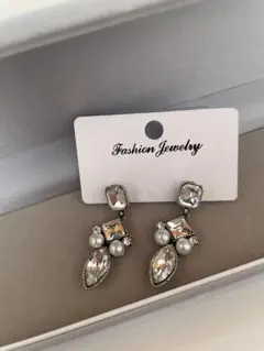 ピアス　シルバー　キラキラ　揺れる　クール　パール