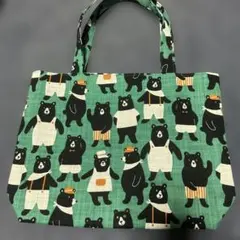 緑色にクマ柄バッグ