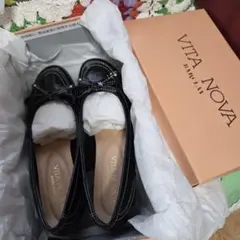 shoe'mercato VITA NOVA　リボン付パンプス ブラックエナメル VITA NOVA（ヴィタノヴァ）リボン付カッターパンプス ブラック