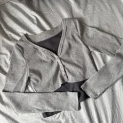 グレーのリブ編みクロップドタンクトップ