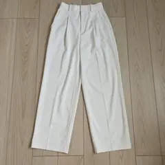 ユニクロ　タックワイドパンツ　ホワイト