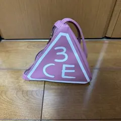 3CE ピンク テトラポーチ 三角形ロゴのサムネイル