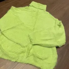 ネオンイエロー タートルネックニット