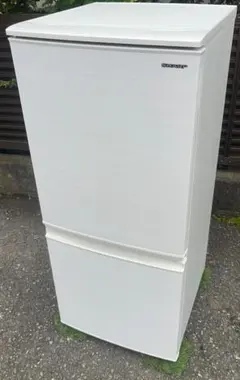 シャープ冷凍冷蔵庫 137L横縞模様　付け替えどっちドア　自動霜取り機能19年製のサムネイル