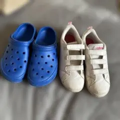 青いクロッグとadidas白スリッポン