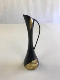 黒と金の花瓶