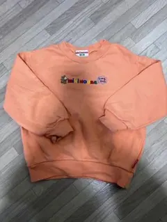 オレンジ色の刺繍ロゴトレーナー