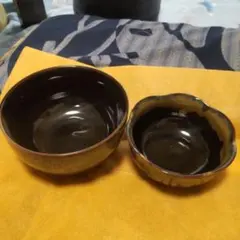 黒い陶器のボウル2個セット（大・小波形）