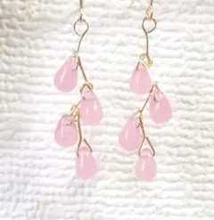 小さなチェコドロップのジグザグピアス　桃色の実り