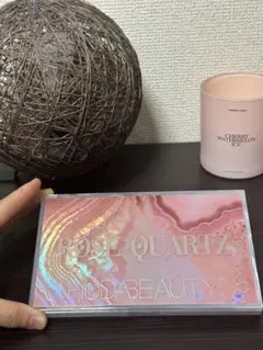 HUDA BEAUTY ROSE QUARTZ アイシャドウパレットのサムネイル