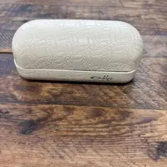 Oakley サングラスケース クリーム色