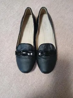 リボン付き黒フラットシューズ