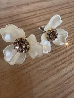 花形ホワイトイヤリング
