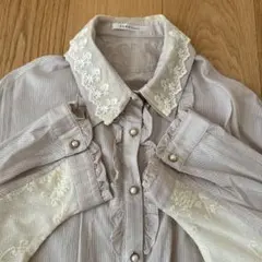 【大人気美品】axes femmeフリルレース襟　ストライプシャツ M 綿のサムネイル