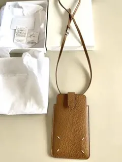 メゾンマルジェラ　スマホショルダー