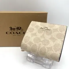 【未使用級】 コーチ 二つ折り 財布 Cチャーム ベージュ シグネチャー