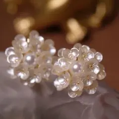 ホワイトパール花モチーフピアス