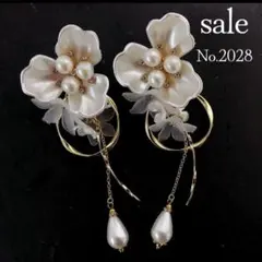 No.2028 大ぶりホワイトフラワーのブライダルピアス　ハンドメイドピアス