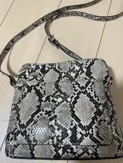 ヘビ柄ショルダーバッグ