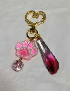 #522 レジンキーホルダー クリスタル 肉球 ハンドメイド 犬 猫 ピンク